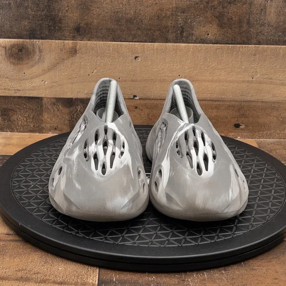 YEEZY FOAM RNNR MX GRANITE MENS ATHLETIC SHOES CASUAL GRAY WHITE ADIDAS SIZE 7 - Picture 2 of 9